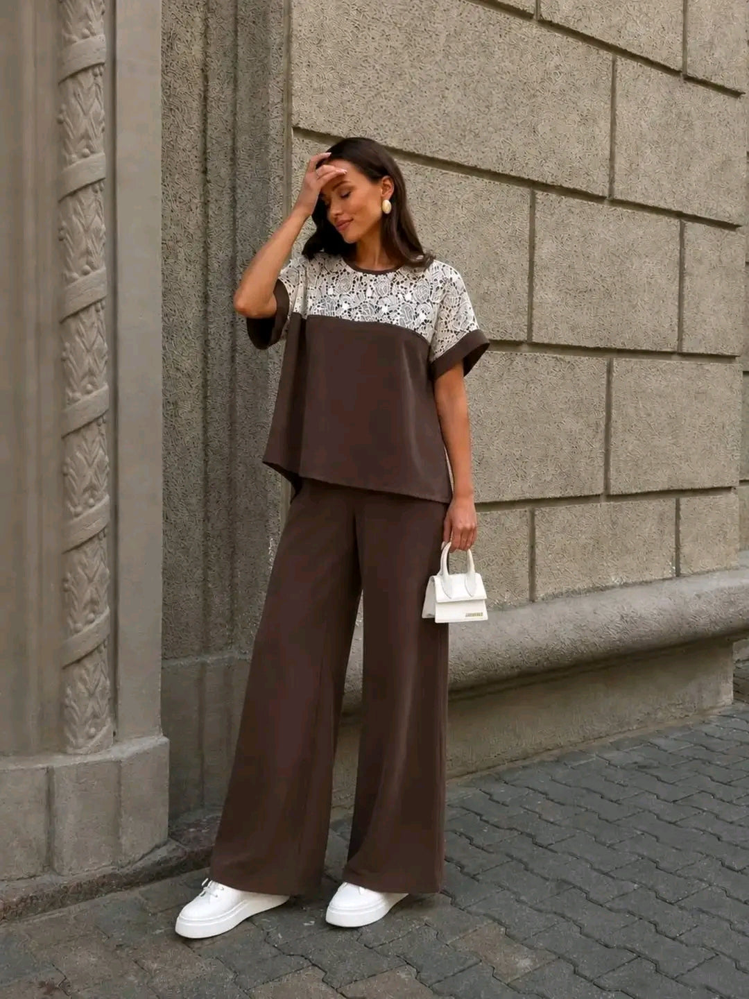 Komplet Elegant Femrash me Pantallona Wide Leg dhe Bluzë me Dantellë | Stil Modern Chic