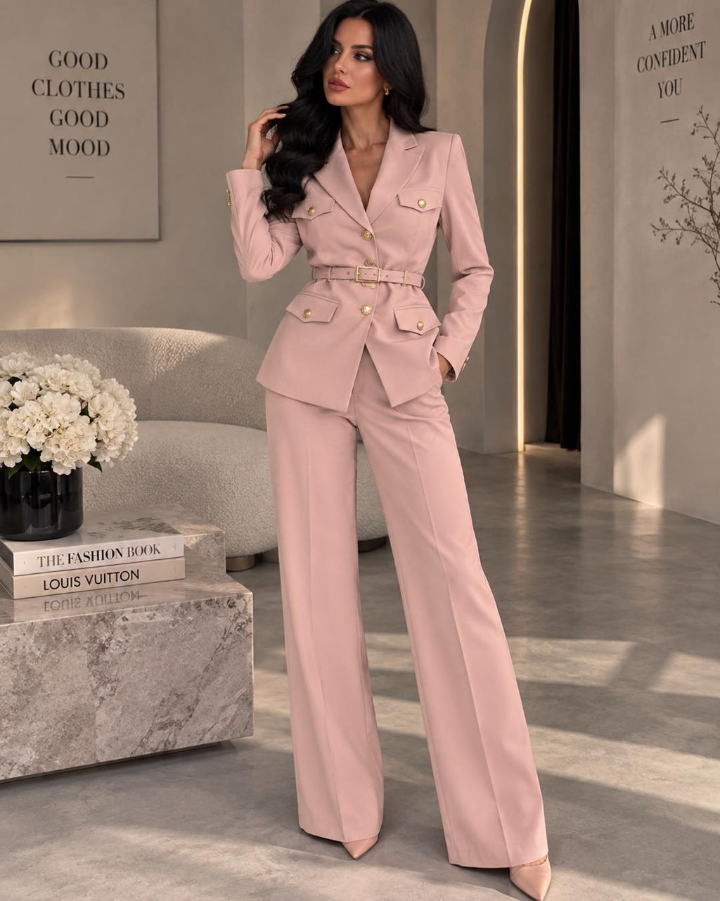 Kostum Elegant Femrash me Xhaketë dhe Pantallona. Model Luksoz në Ngjyra të Ndryshme