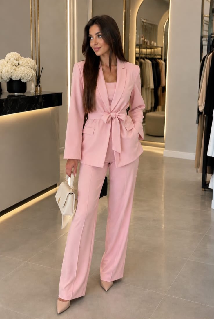 Kostum Elegant Femrash me Xhaketë dhe Pantallona. Model Luksoz në Ngjyra të Ndryshme