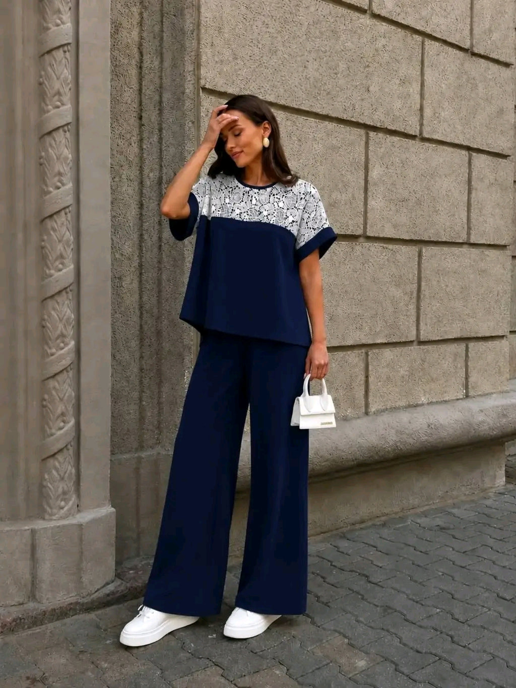 Komplet Elegant Femrash me Pantallona Wide Leg dhe Bluzë me Dantellë | Stil Modern Chic