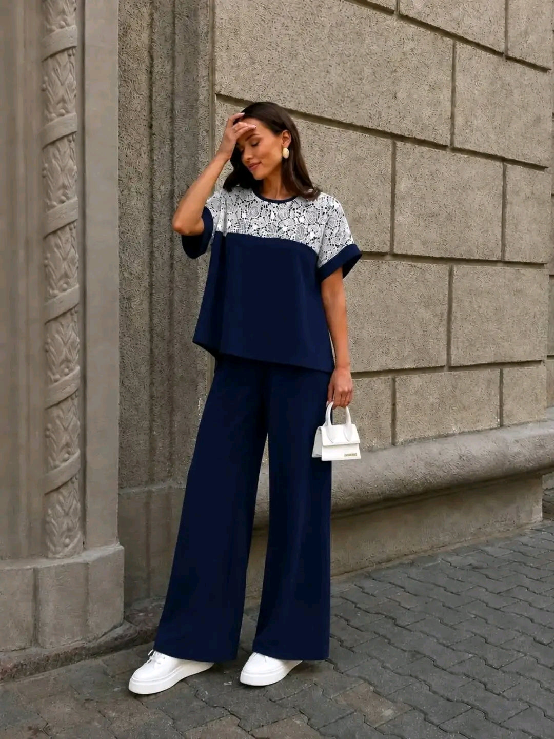 Komplet Elegant Femrash me Pantallona Wide Leg dhe Bluzë me Dantellë | Stil Modern Chic