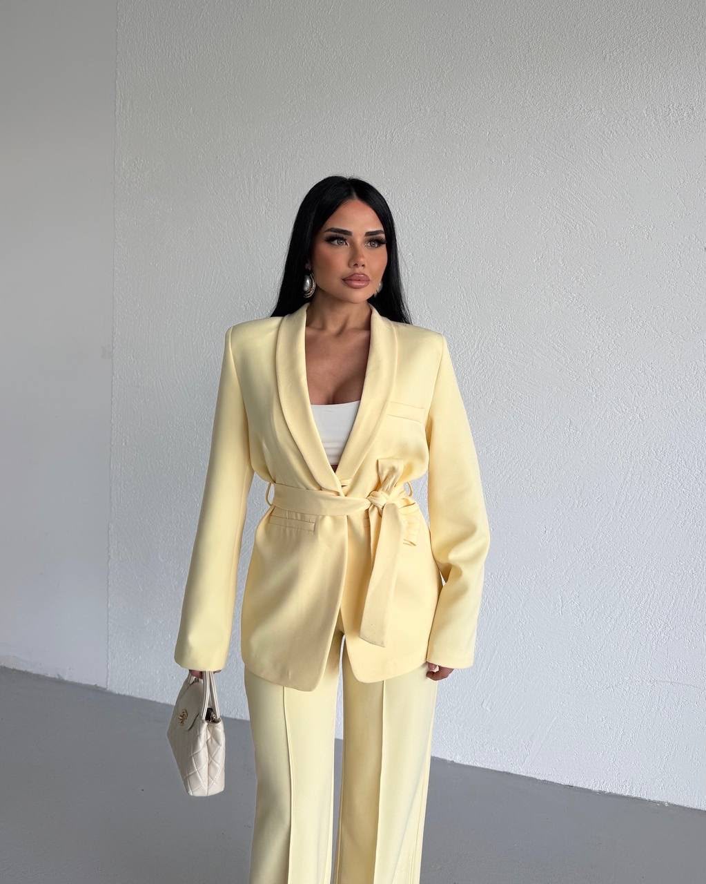Kostum Femrash Elegant – E Verdhë Pastel