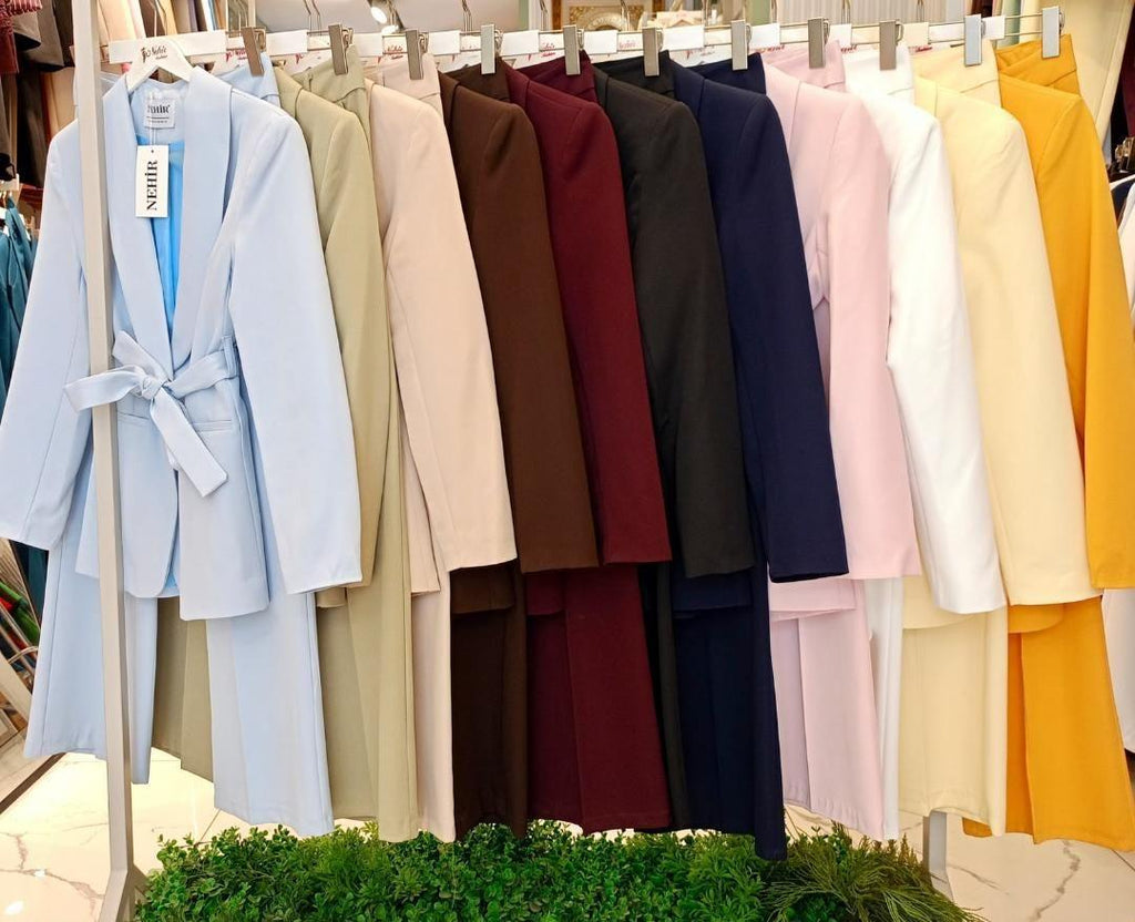 Kostum Elegant Femrash me Xhaketë dhe Pantallona. Model Luksoz në Ngjyra të Ndryshme