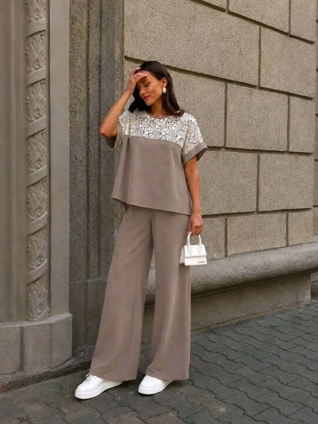 Komplet Elegant Femrash me Pantallona Wide Leg dhe Bluzë me Dantellë | Stil Modern Chic