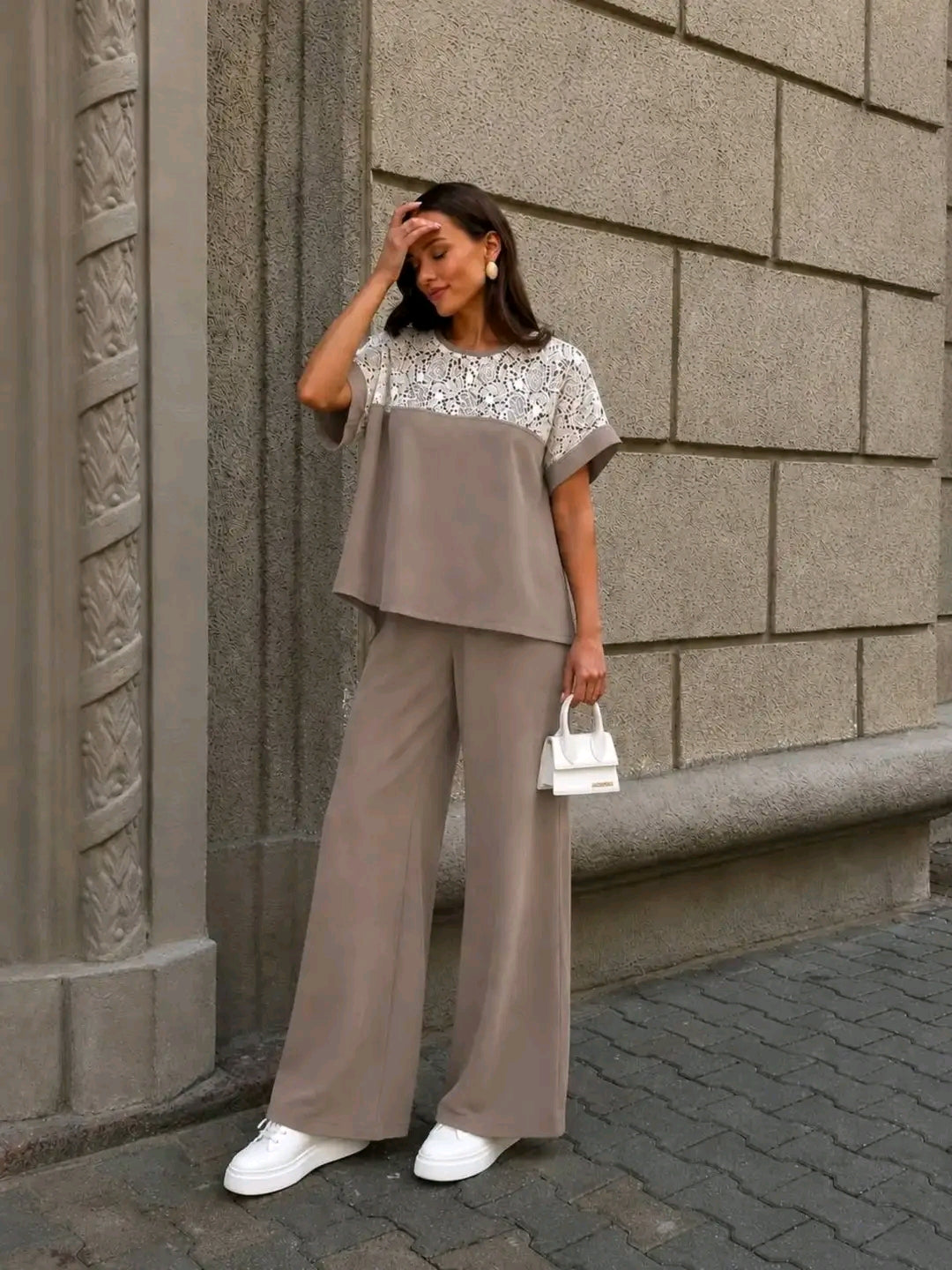 Komplet Elegant Femrash me Pantallona Wide Leg dhe Bluzë me Dantellë | Stil Modern Chic